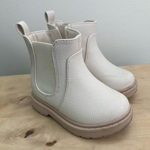 Little girls ivory Chelsea boot size 5